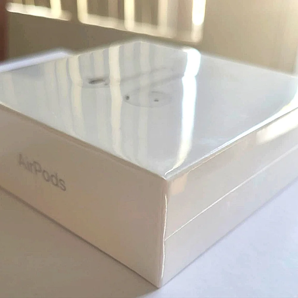 Apple White AirPods with Charging Case